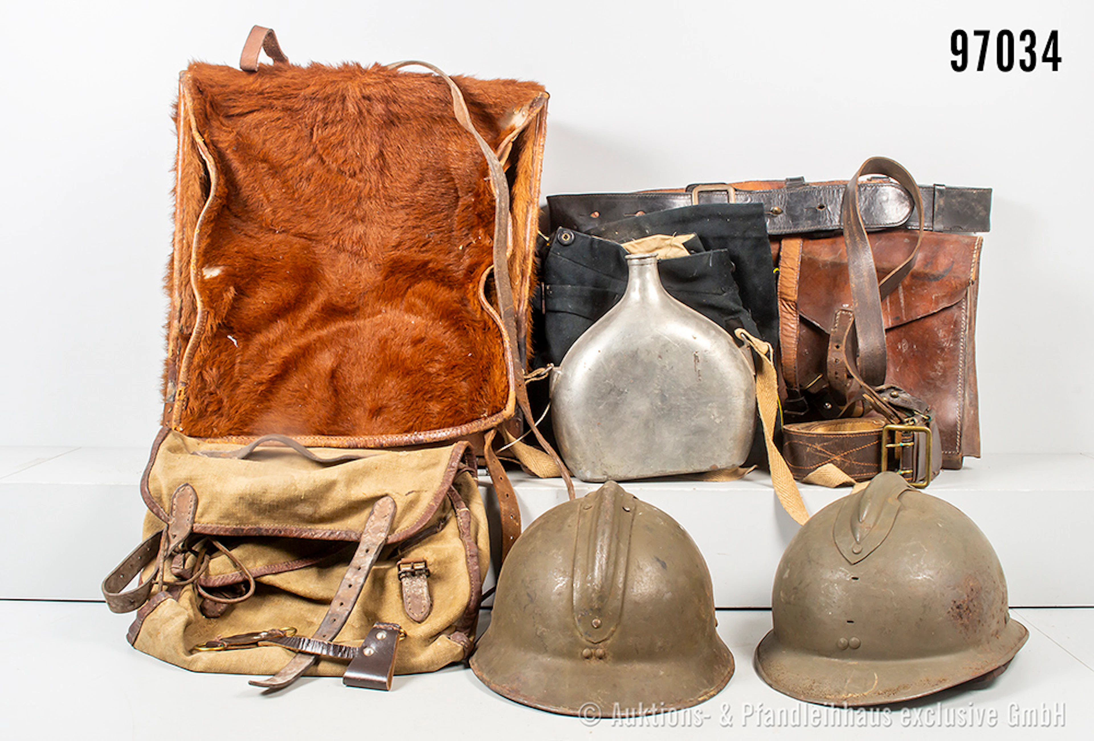 Konv. Frankreich, 2 Stahlhelme, Uniformhose, Tornister, 2 Koppel