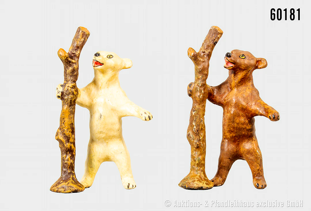 Bär an Baumstamm stehend, Varianten, Masse, H ca. 9 cm, Z 1