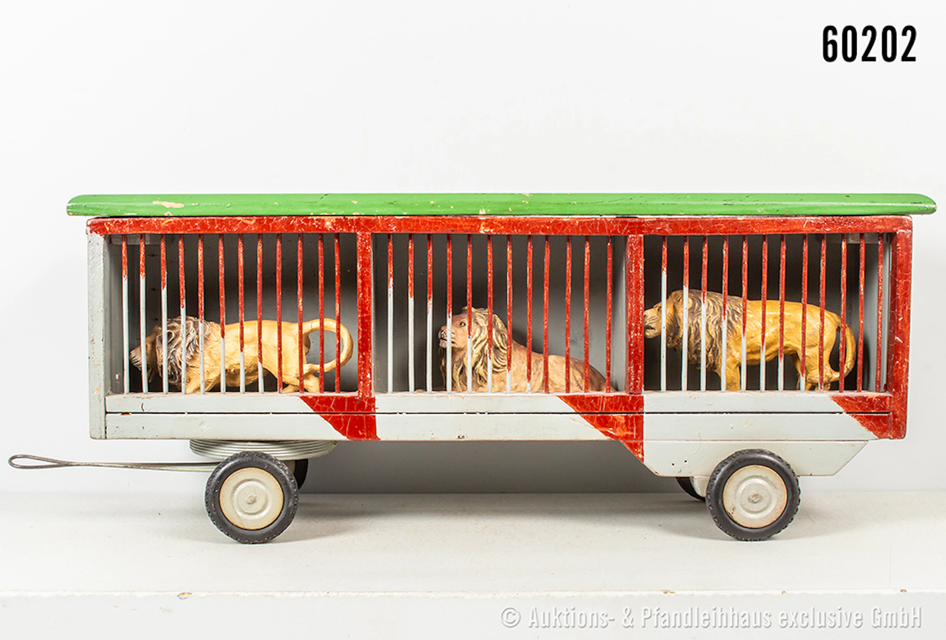 Alter Zirkuskäfigwagen (Menageriewagen) als Anhänger, mit 3 Löwen