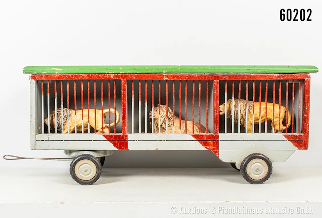 Alter Zirkuskäfigwagen (Menageriewagen) als Anhänger, mit 3 Löwen
