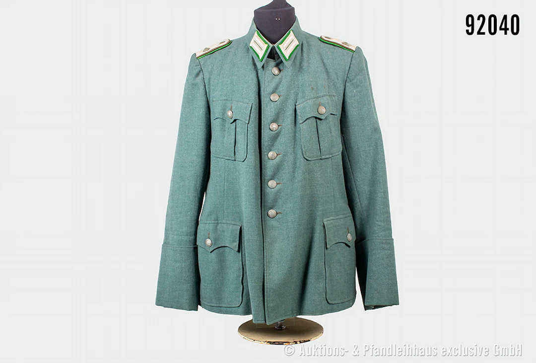 Dienstrock Oberleutnant der Schutzpolizei, Ärmeladler fehlt, Durchgriff