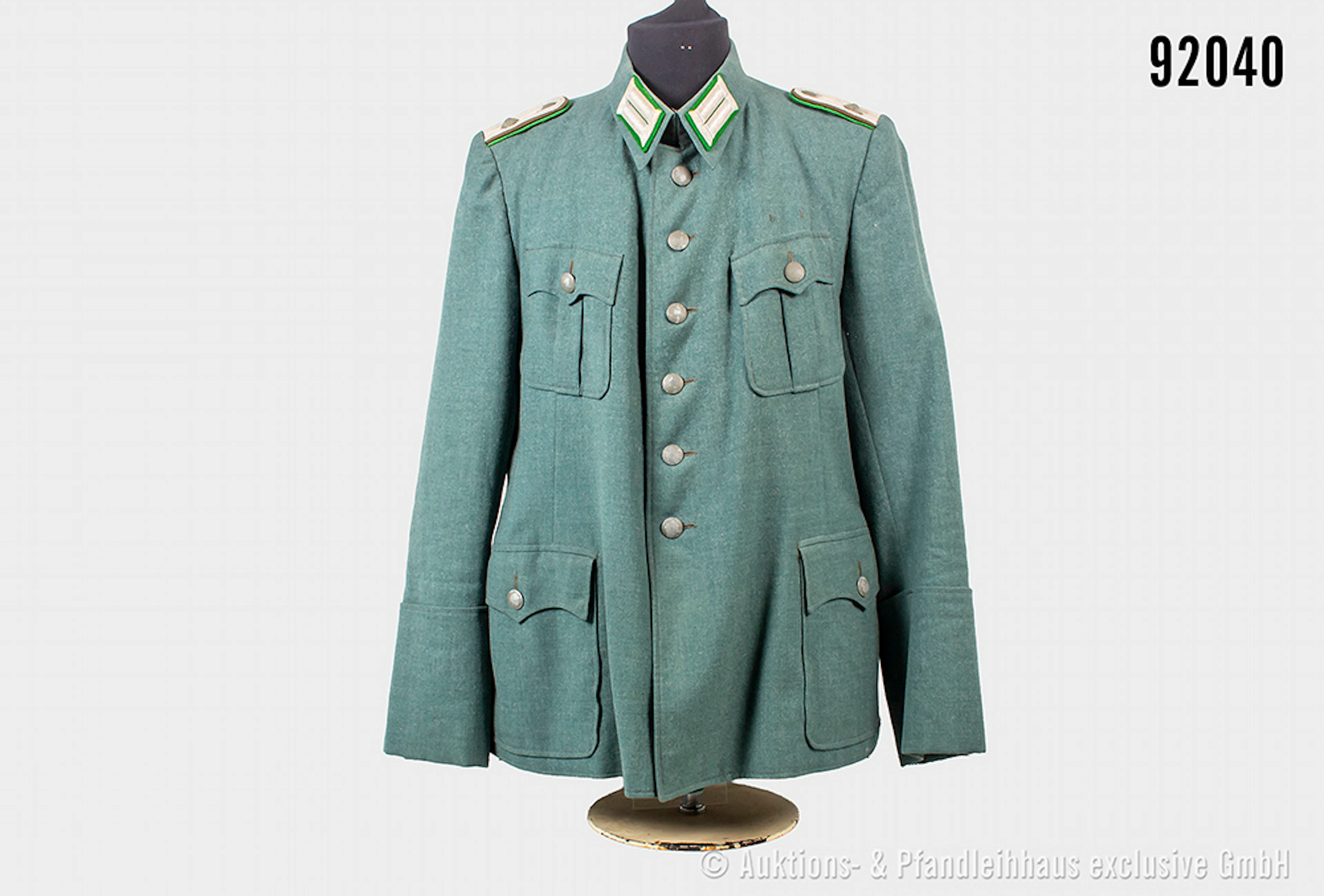 Dienstrock Oberleutnant der Schutzpolizei, Ärmeladler fehlt, Durchgriff