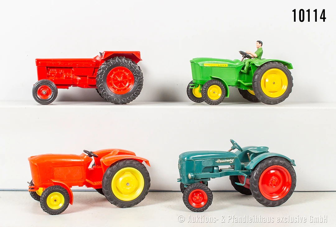 4 Traktormodelle, ungemarkt, Kunststoff, L bis ca. 13 cm, Z 1-3