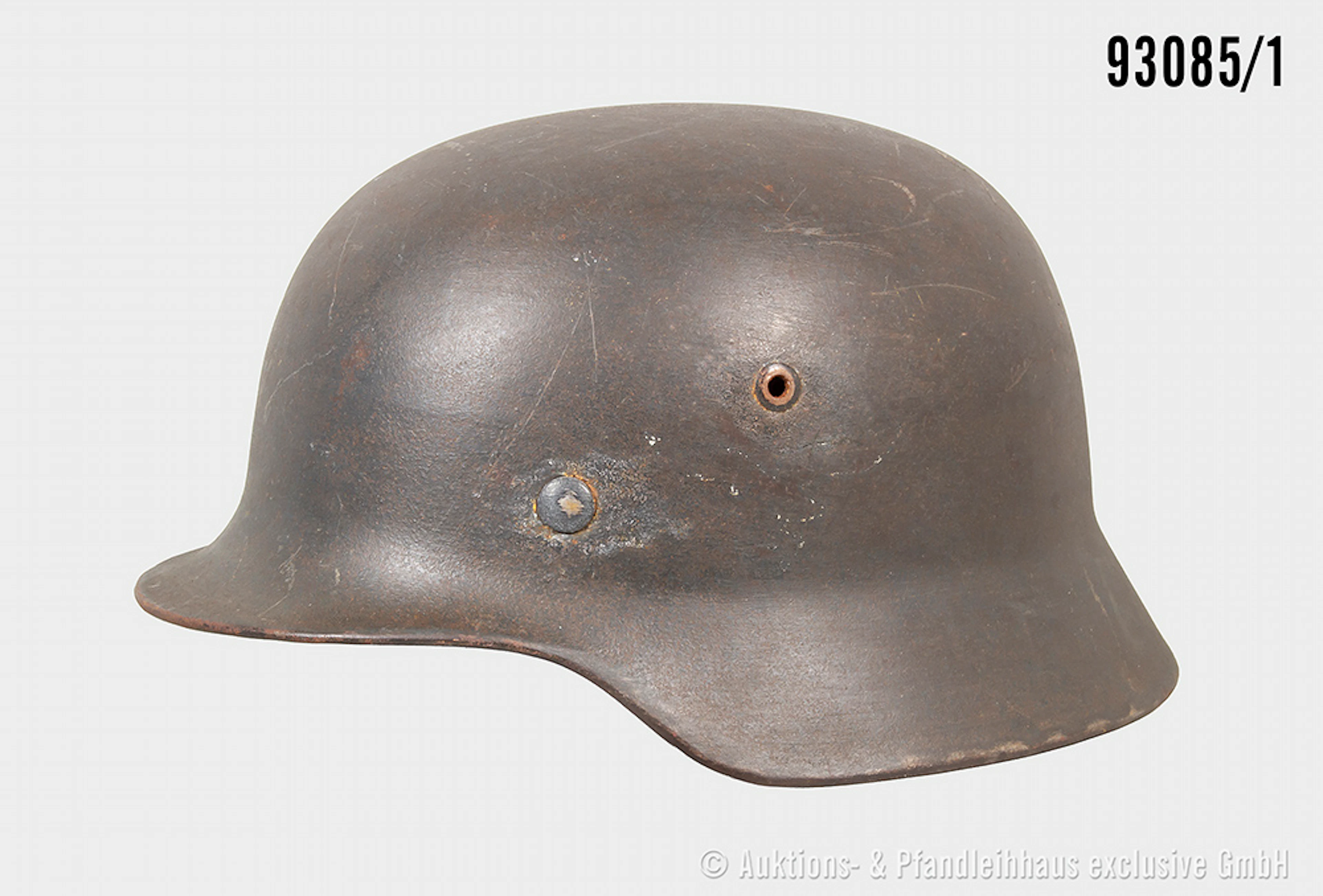 Stahlhelm Modell 1935 ohne Abzeichen, beschädigtes Innenfutter, Kinnriemen