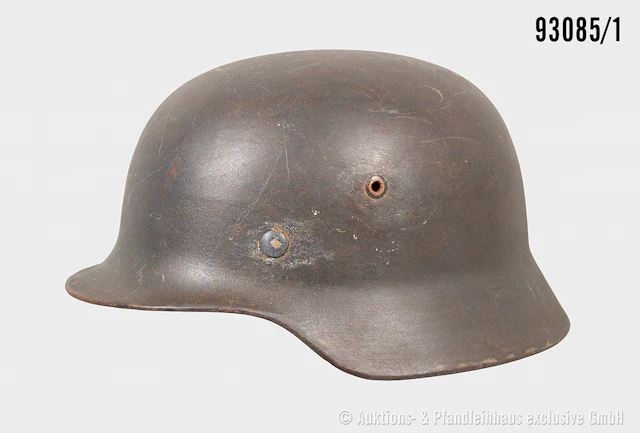 Stahlhelm Modell 1935 ohne Abzeichen, beschädigtes Innenfutter, Kinnriemen