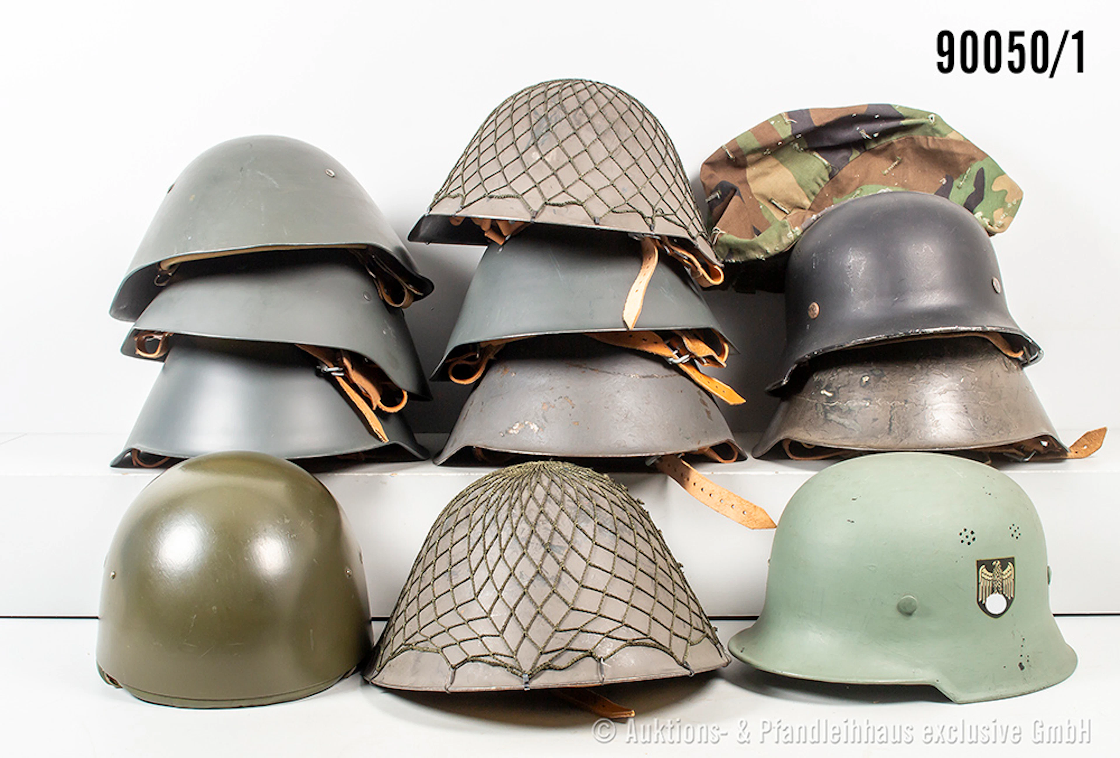 Konv. 18 Helme, überw. NVA und Bundeswehr, teilw. mit Tarnnetzen