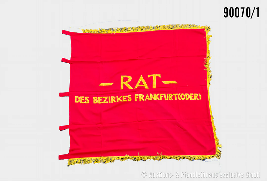 DDR Betriebsfahne mit Fransen, beidseitig bestickt "Siegerbetrieb