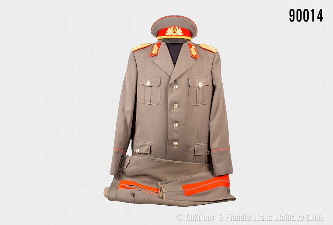 Uniform eines Generalleutnant der NVA, Jacke komplett mit Effekten