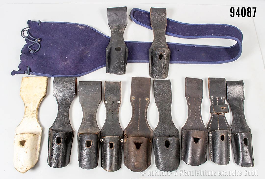 Konv. 11 Koppelschuhe und Säbel-Futteral mit Mottenschäden, L ca.