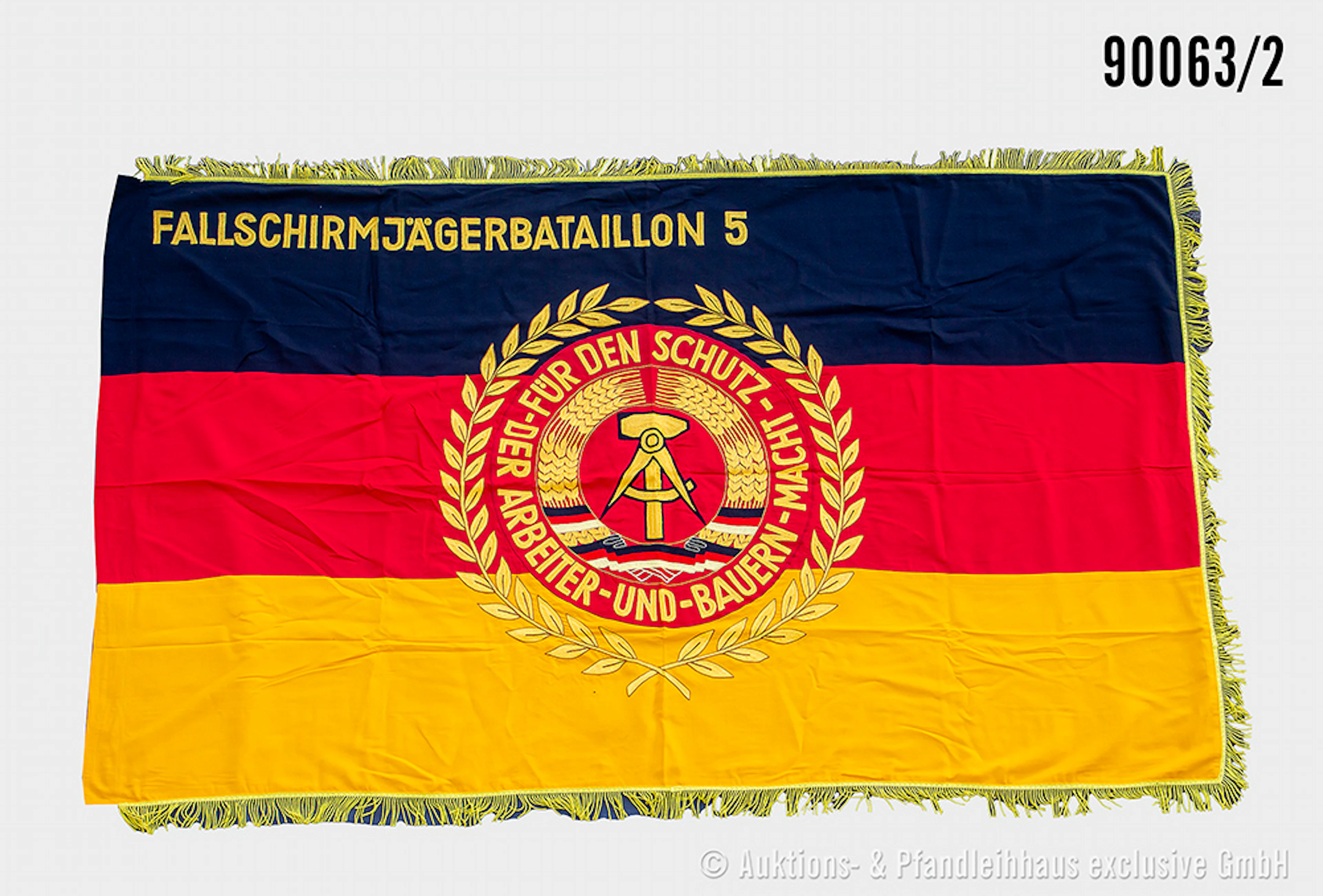 DDR NVA Regimentsfahne mit Fransen, beidseitig bestickt "Fallschirmjäger-Bataill