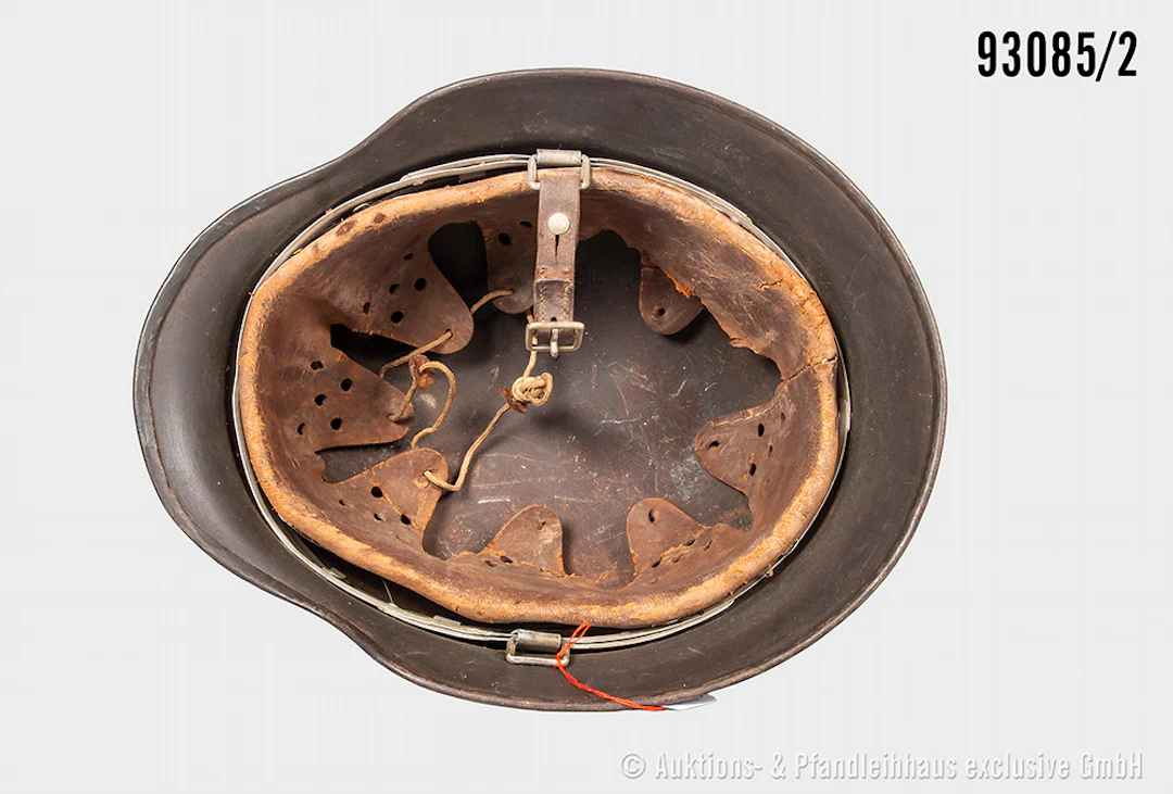 Stahlhelm Modell 1935 ohne Abzeichen, beschädigtes Innenfutter, Kinnriemen