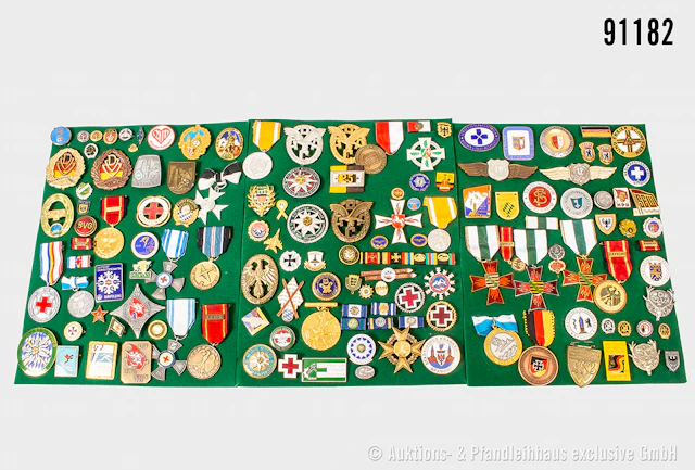 Konv. 3 Tafeln NK, überwiegend Orden und Abzeichen, u.a. Feuerwehr
