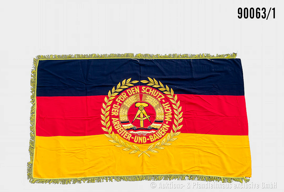DDR NVA Regimentsfahne mit Fransen, beidseitig bestickt "Fallschirmjäger-Bataill