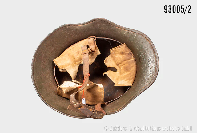 Stahlhelm, Modell 1918, mit Ohrenausschnitt, kompl. mit Innenfutter