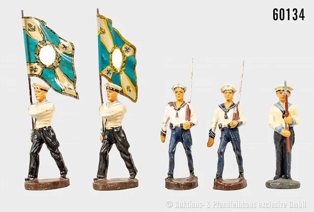 Elastolin Marinefiguren in weiß blauer Uniform im Marsch, 2 x Fahnenträger