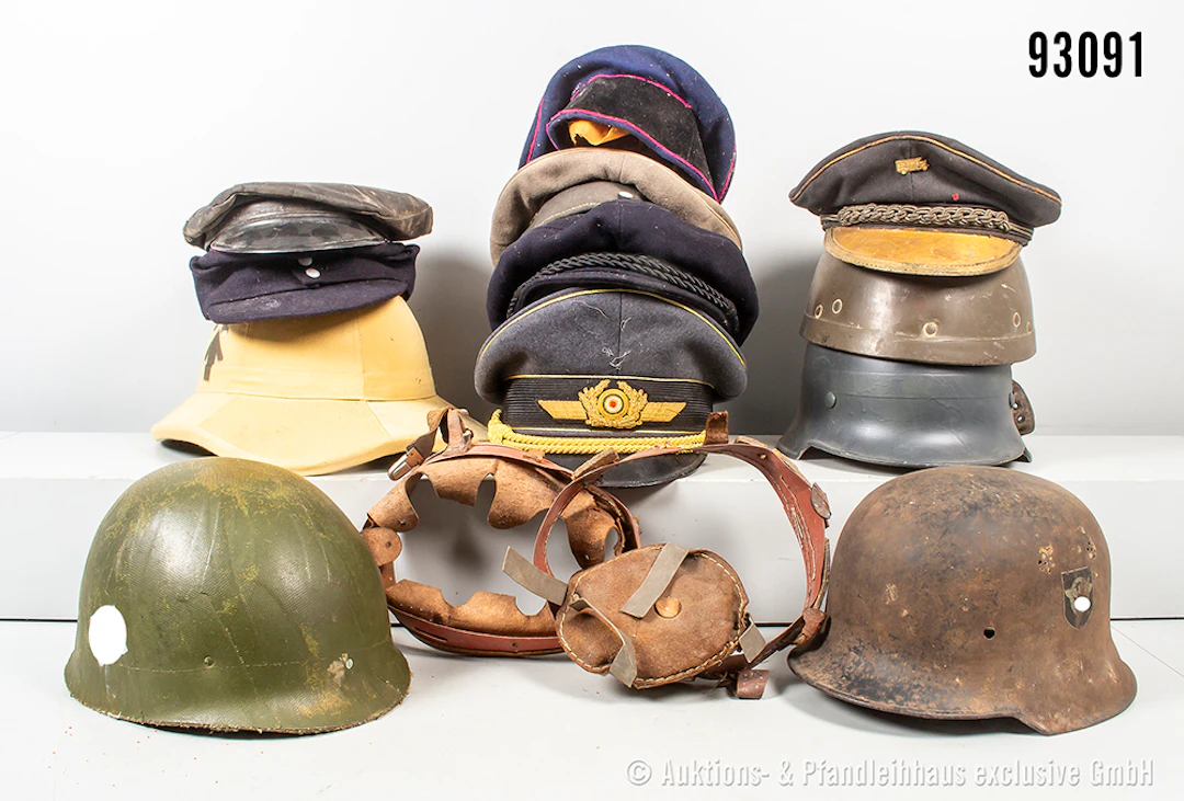 Konv. Kopfbedeckungen versch. Länder und Epochen, Helme und Mützen