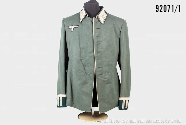 Waffenrock für einen Feldwebel Infanterie, Schulterstücke lose anbei