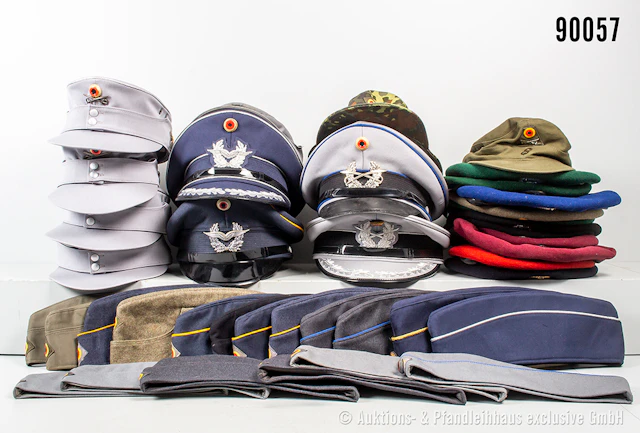Konv. 45 Bundeswehr Kopfbedeckungen, 4 Schirmmützen (Heer & Luftwaffe)