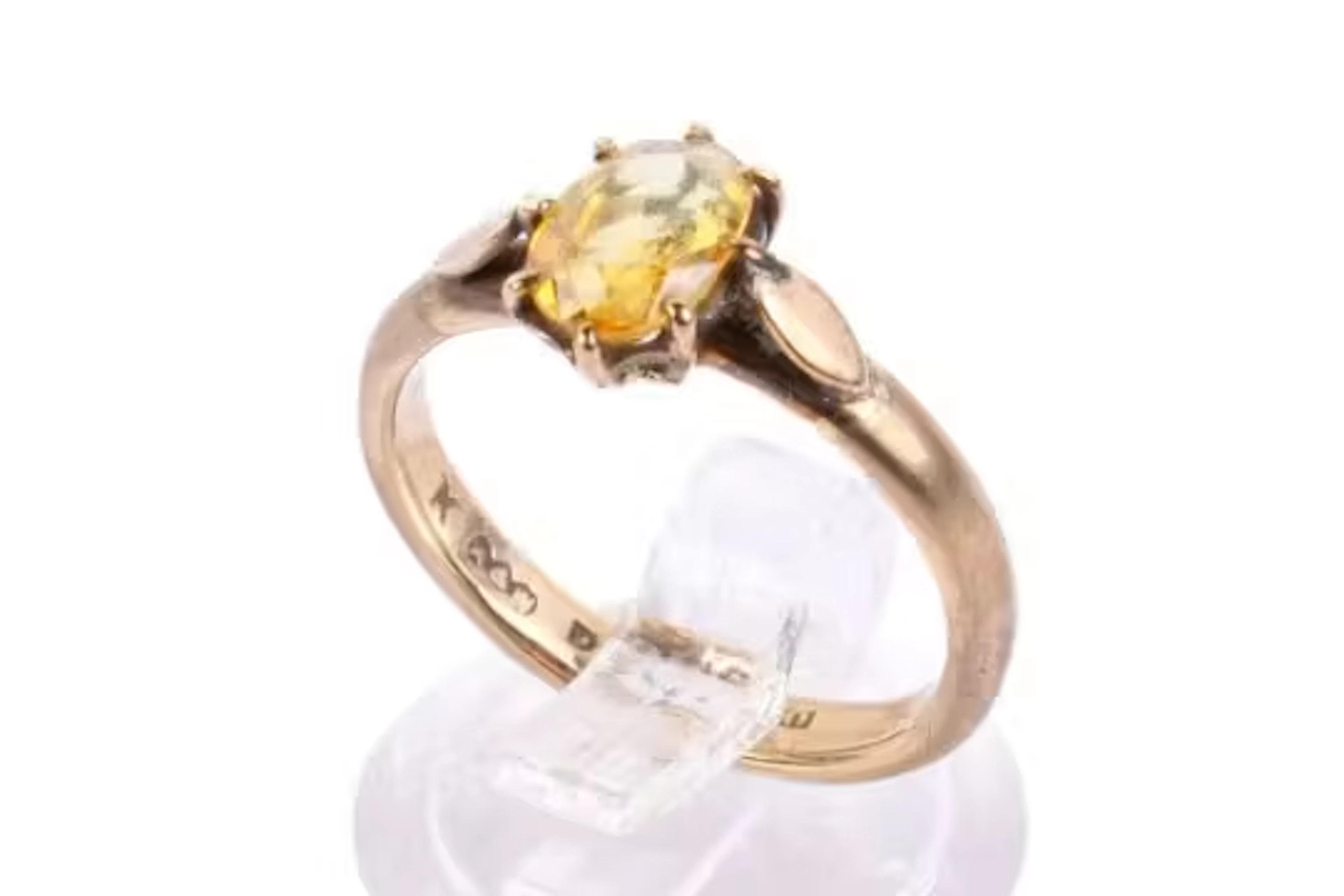 A 9ct yellow gold single stone ring.