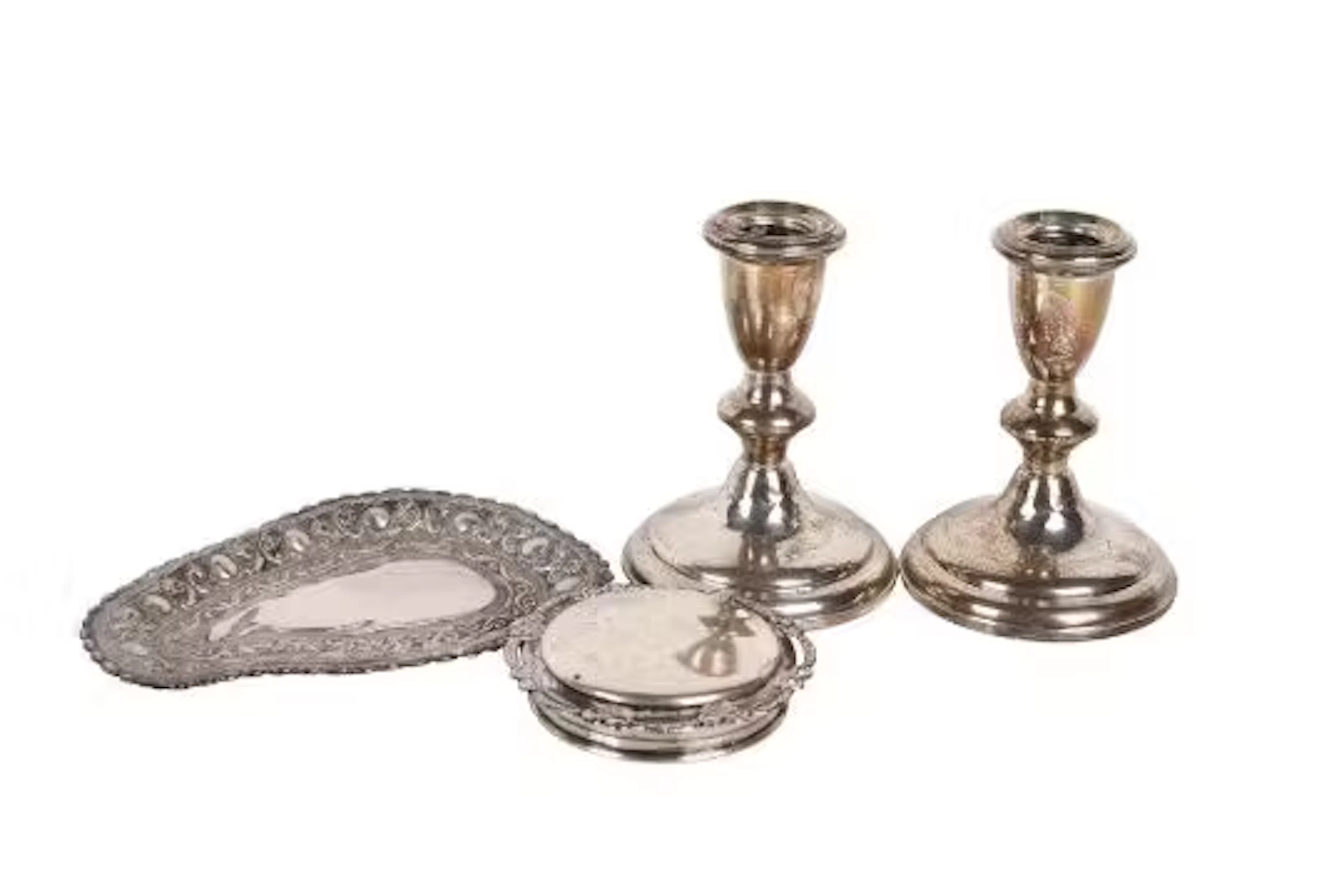 A small group of silver and silver mounted items.
