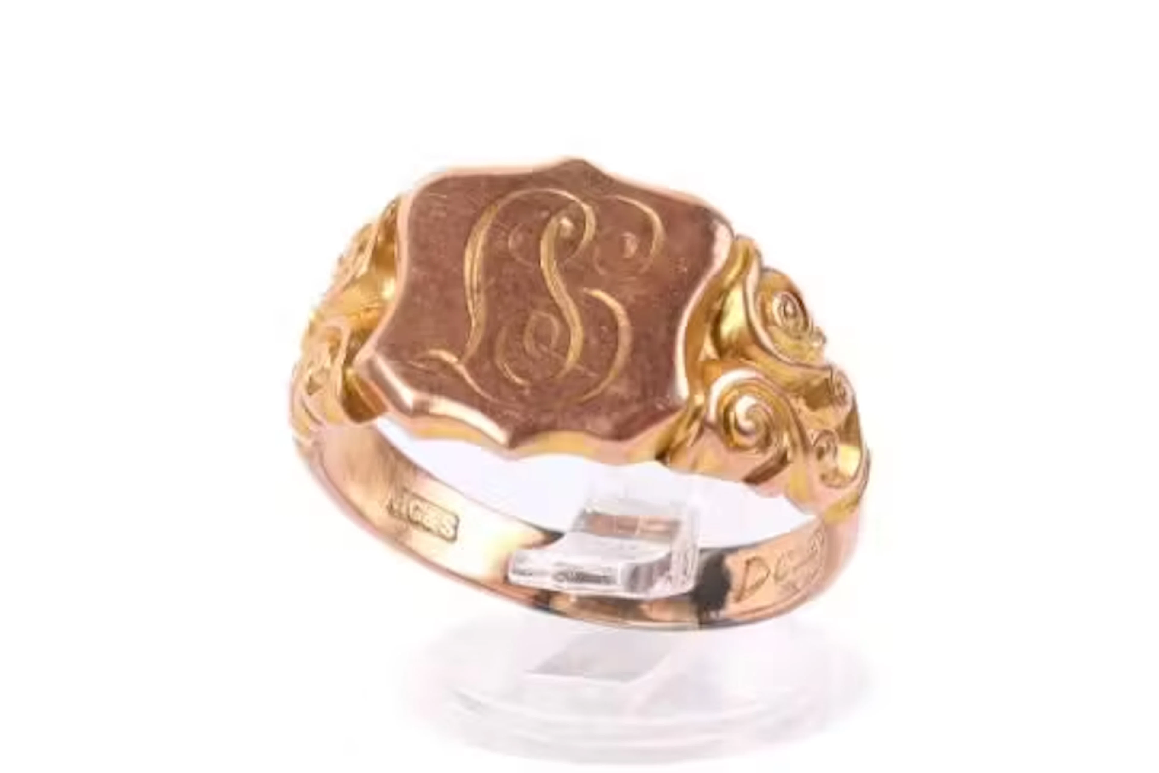 A 9ct gold sovereign shield ring.