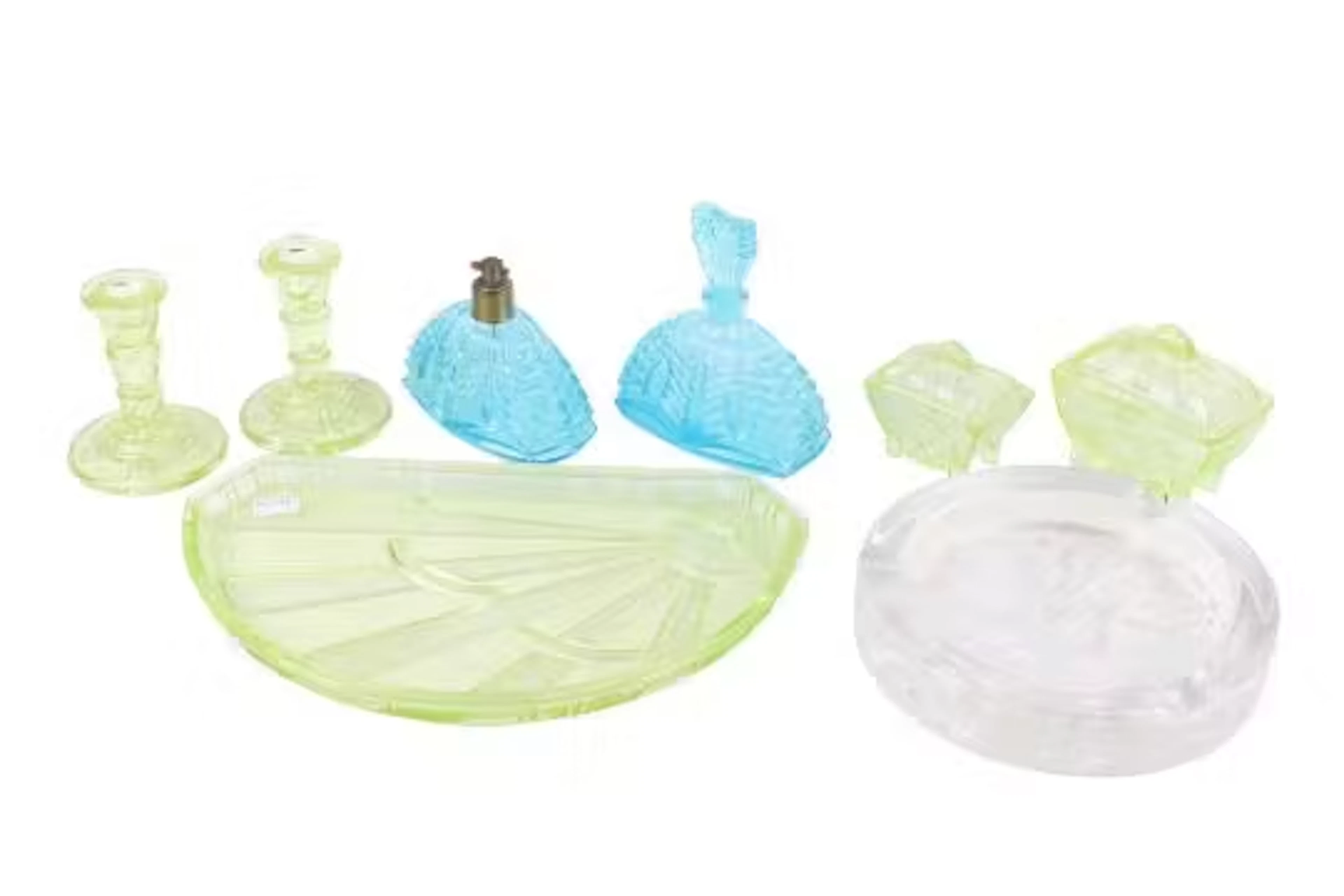 An assortment of 20th century glassware.