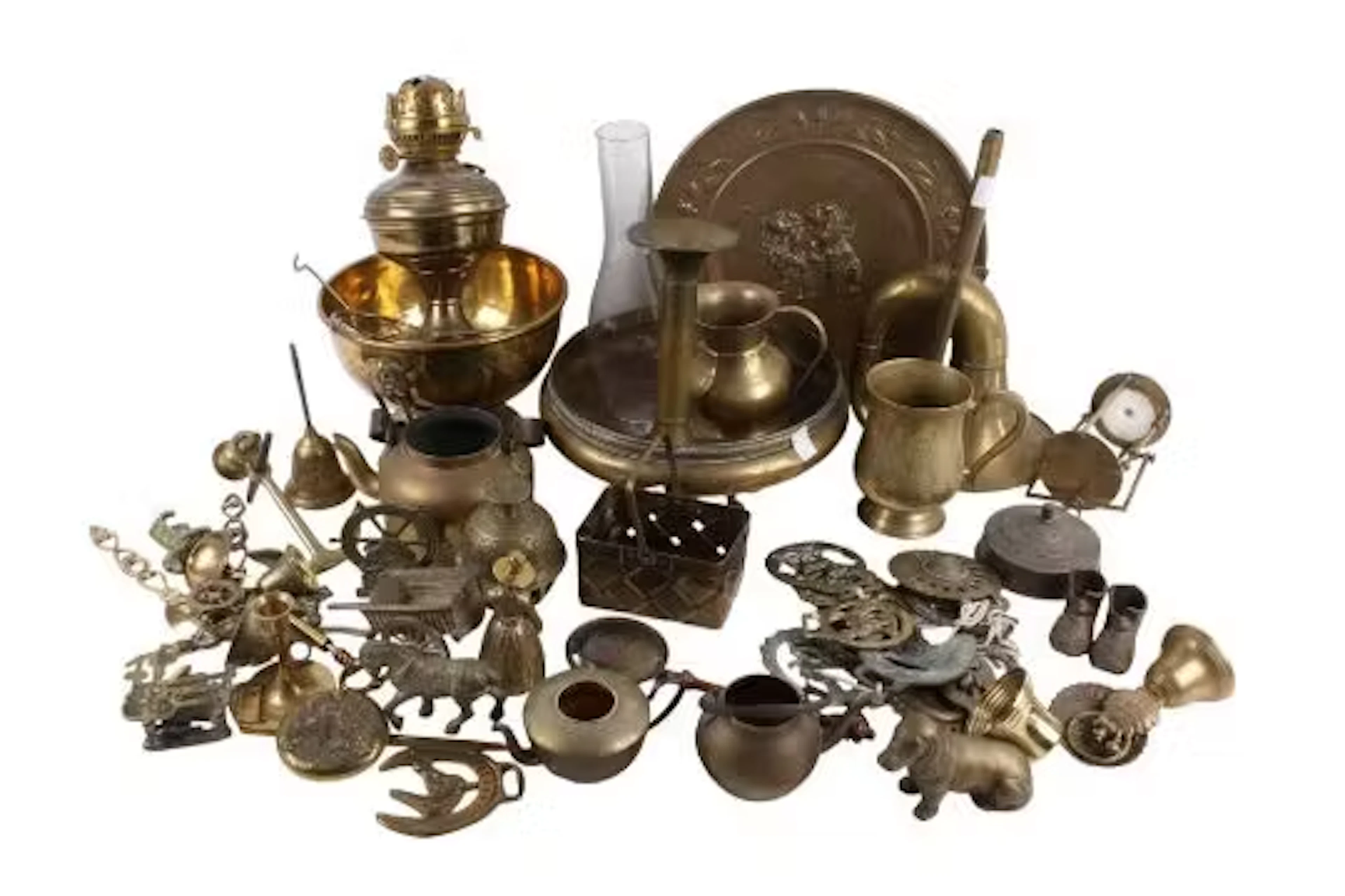 A collection of assorted vintage brassware. Including horse brasses