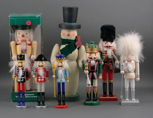 8) Wooden Christmas Nutcrackers & Snowman