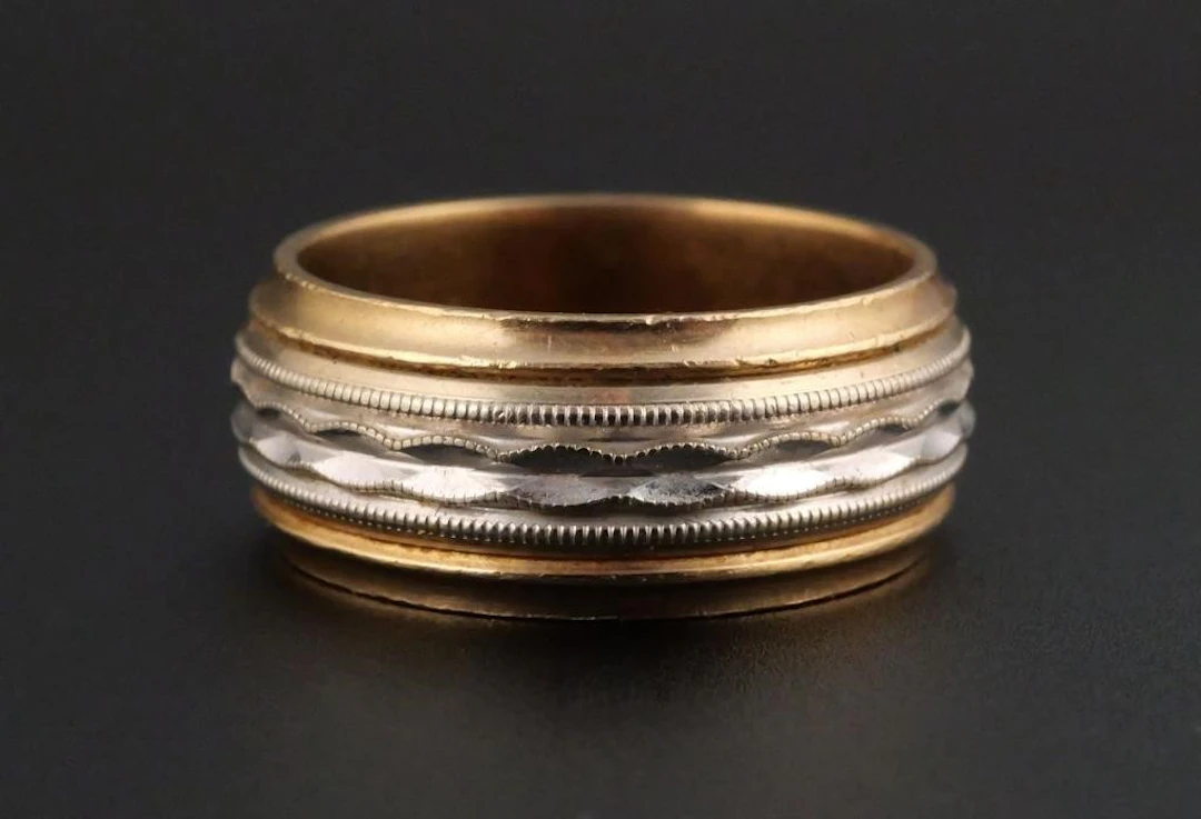 Vintage 14KT Gold Art Carved Ring