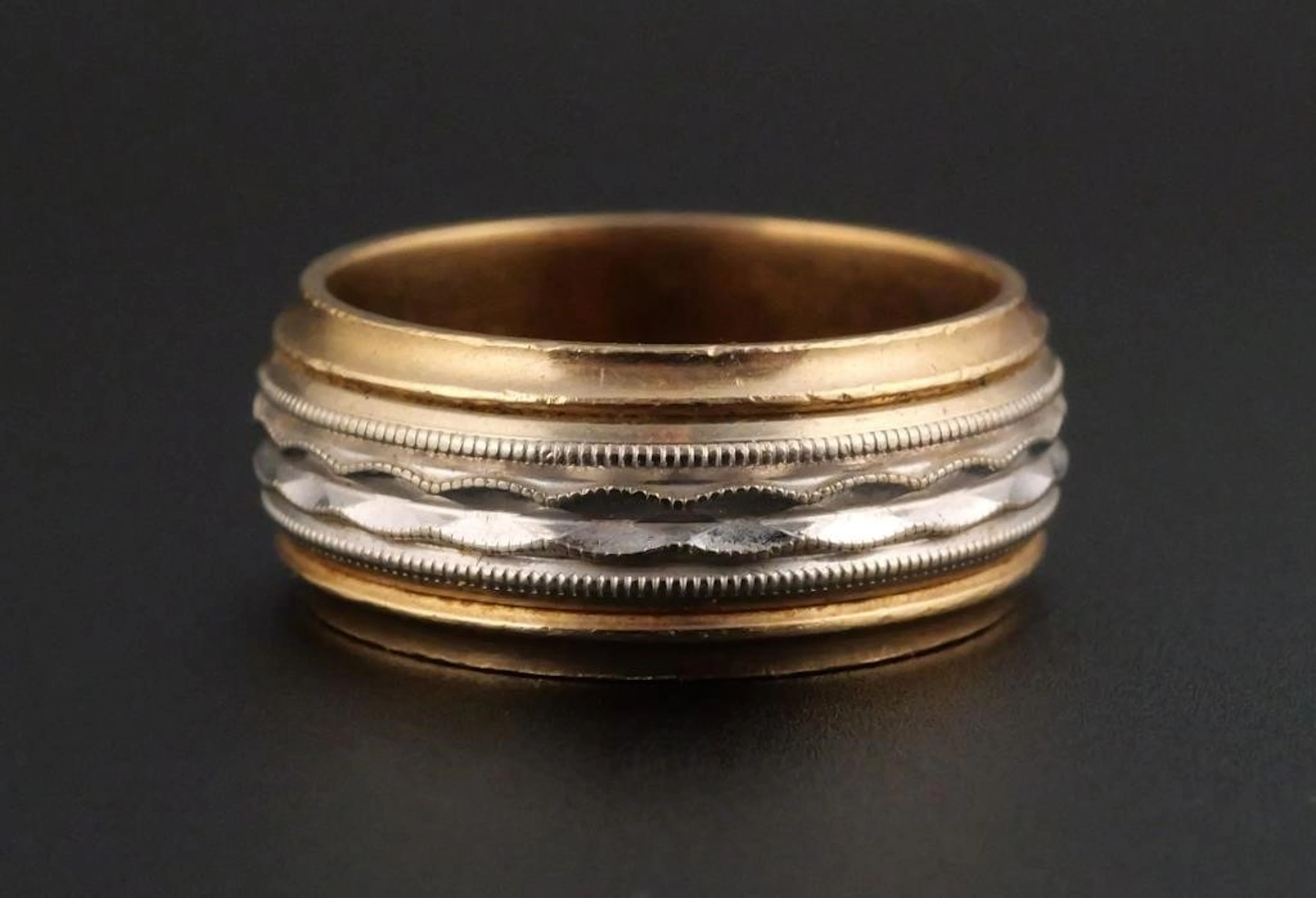 Vintage 14KT Gold Art Carved Ring