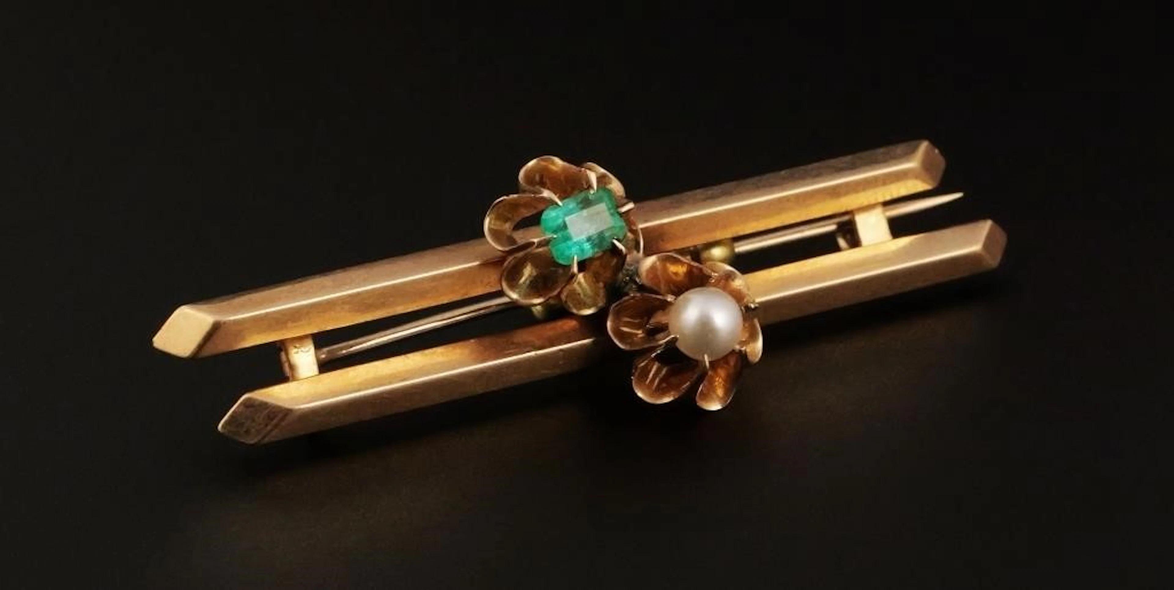 22KT Gold Emerald and Pearl Brooch Bar Pin