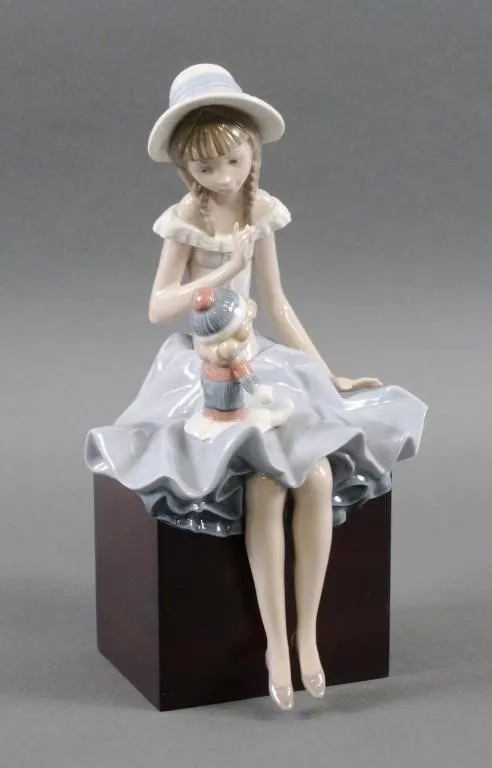 Lladro No. 1378 Suzy and Her Doll Figure