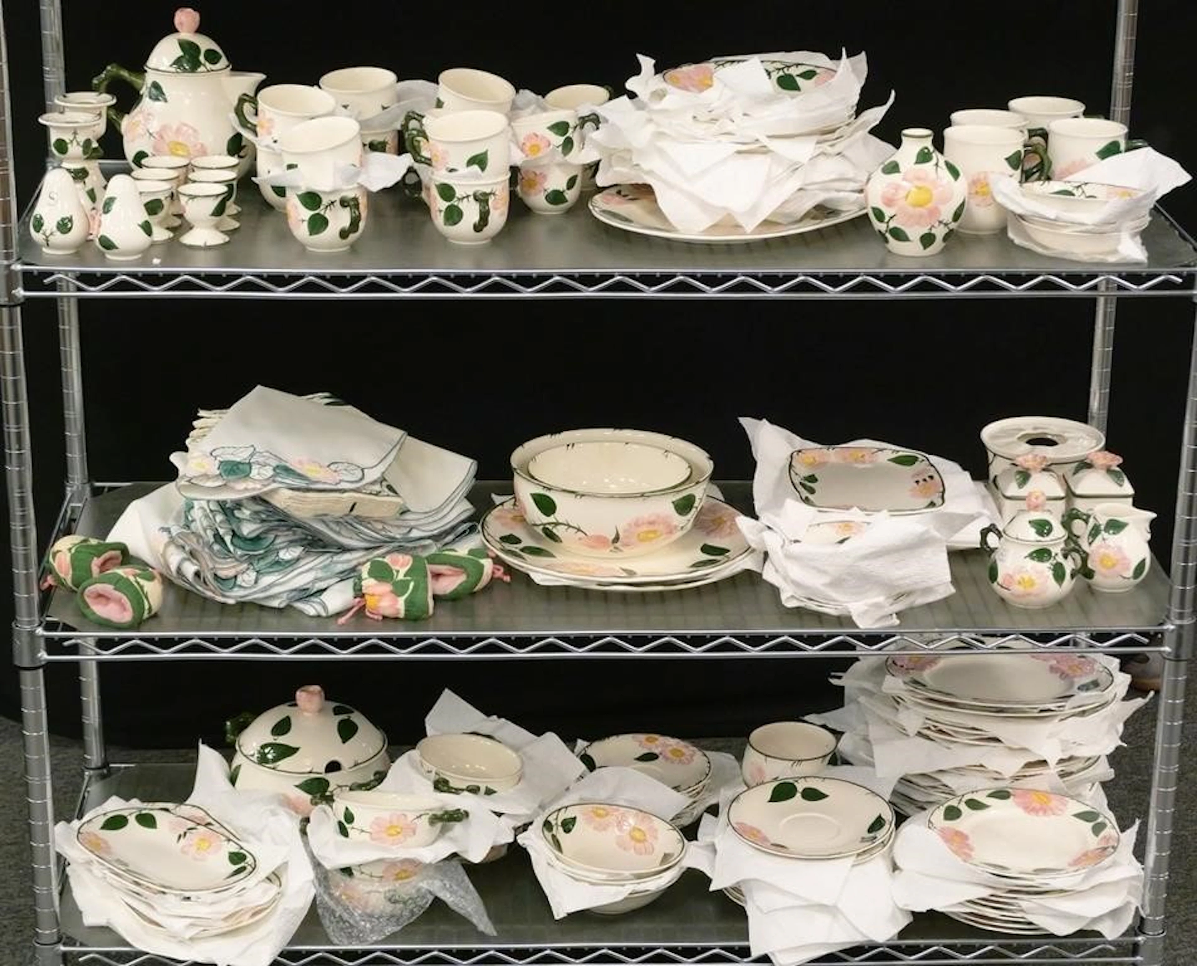 100-pc Villeroy & Boch Wildrose Dinner Service