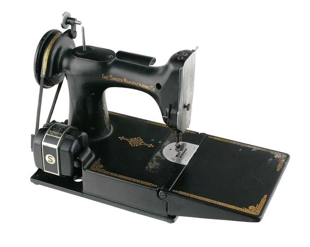 Singer Featherweight 221 Sewing Machine