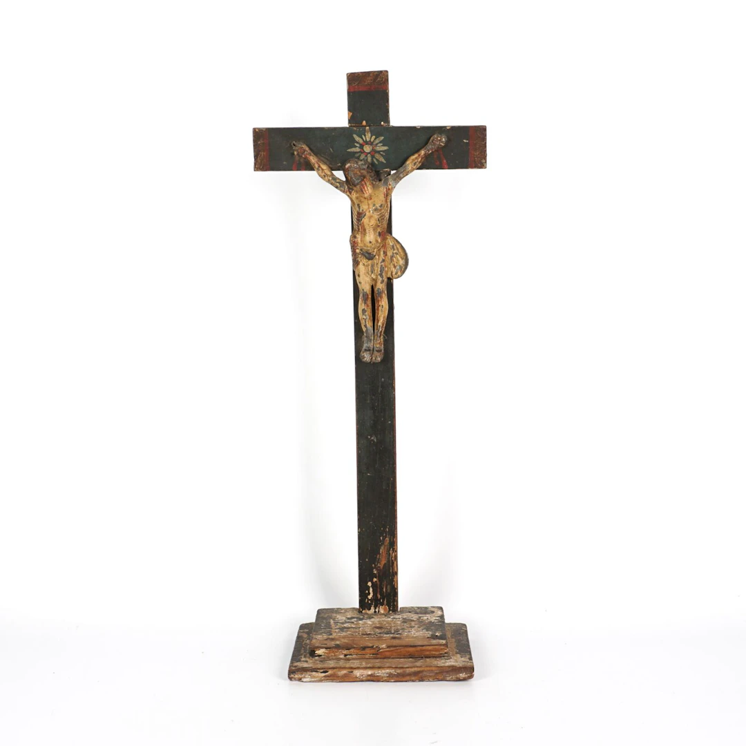 Calvaire d'un Christ en étain polychromé monté sur une crois en bois peinte