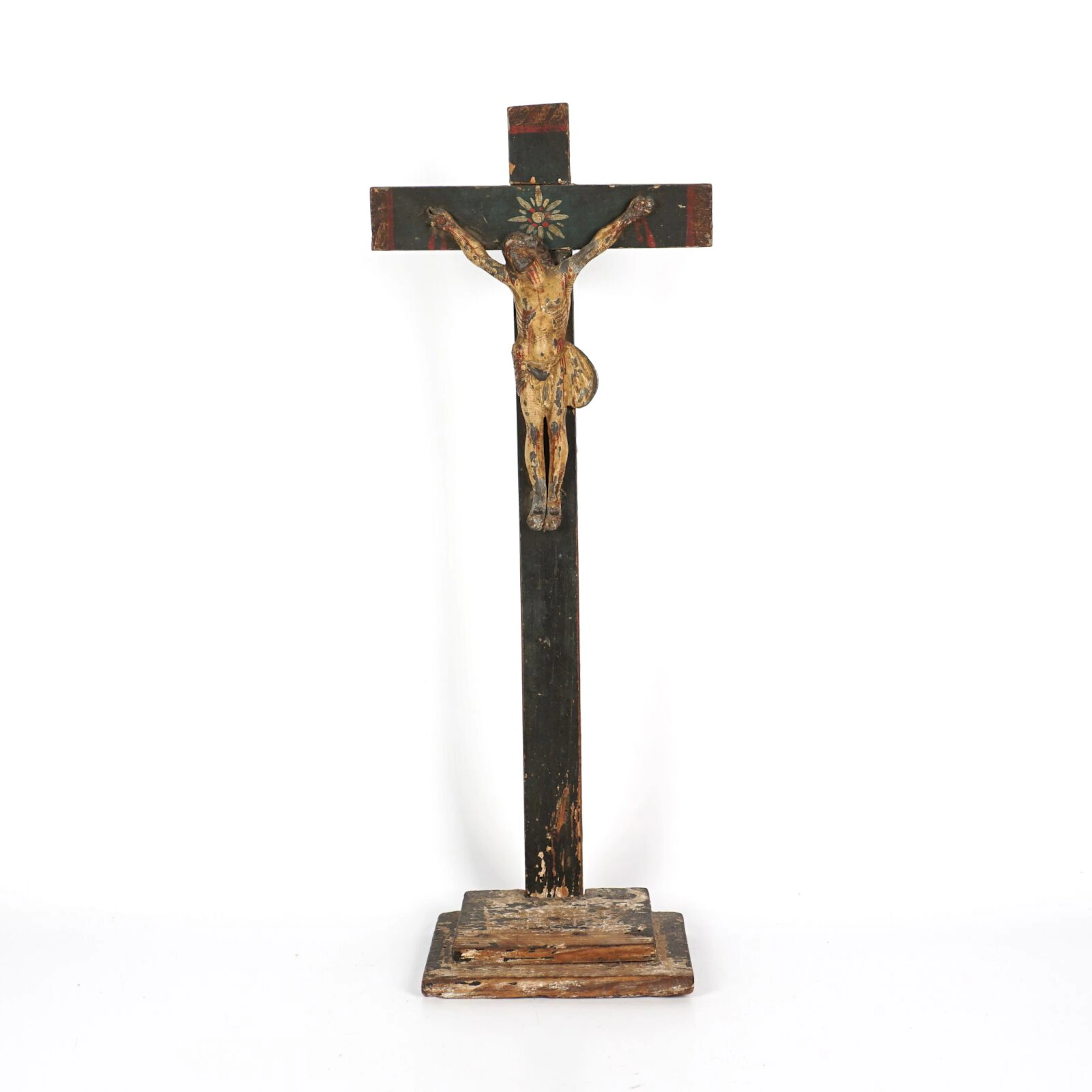 Calvaire d'un Christ en étain polychromé monté sur une crois en bois peinte