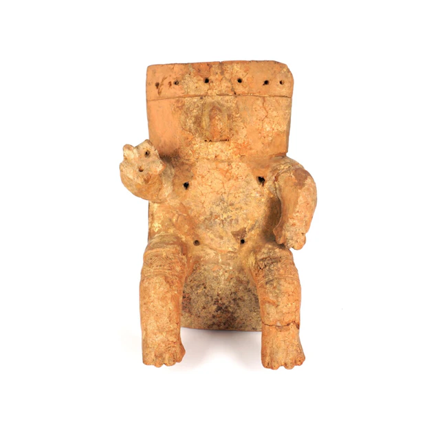 Statuette anthropomorphe de type "cacique" en céramique à engobe beige orangée