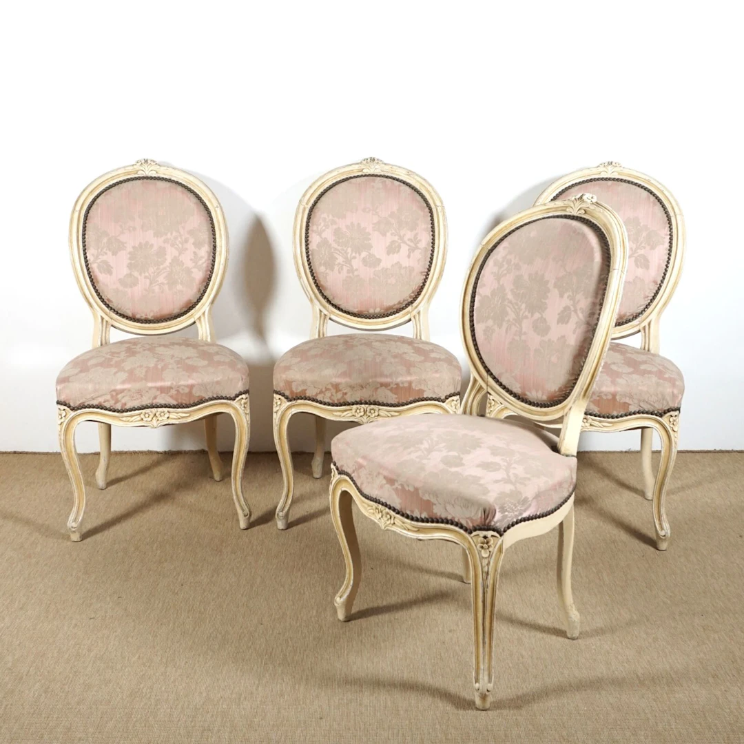 Suite de 4 chaises en bois peint mouluré sculpté