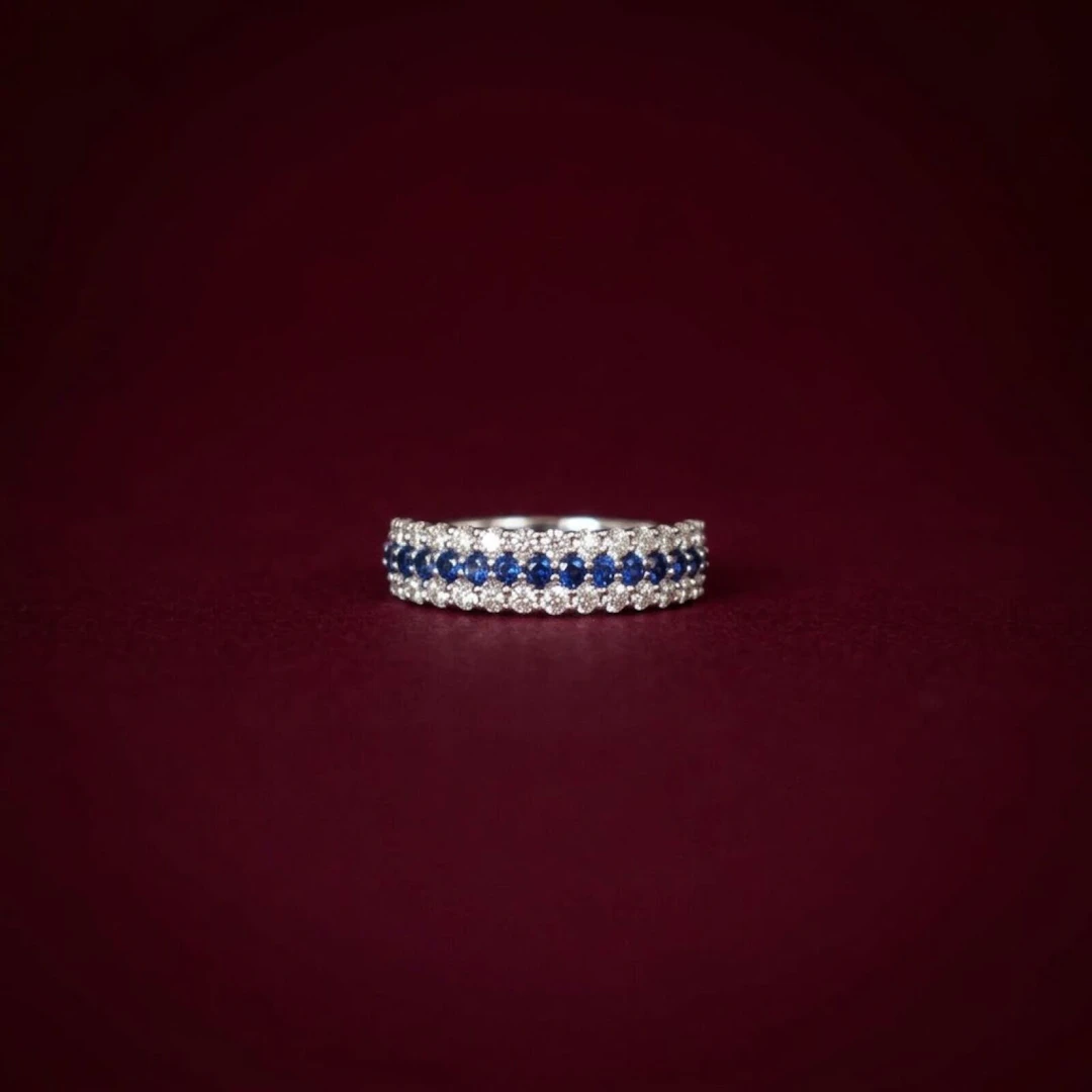Demi-Alliance en or blanc 18K (750/oo) sertie d'une ligne...