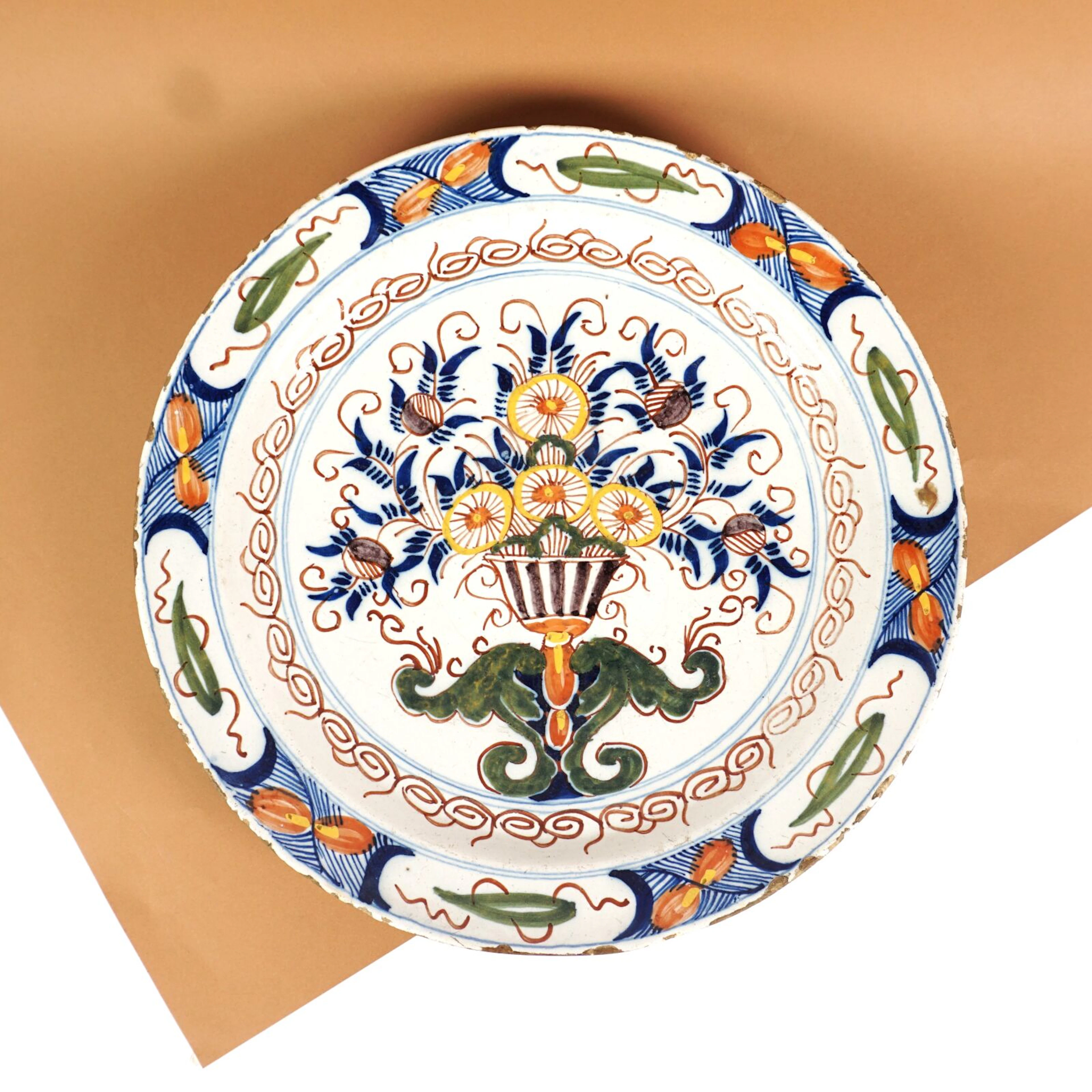 DELFT : Plat en faïence fine émaillée polychrome à décor...