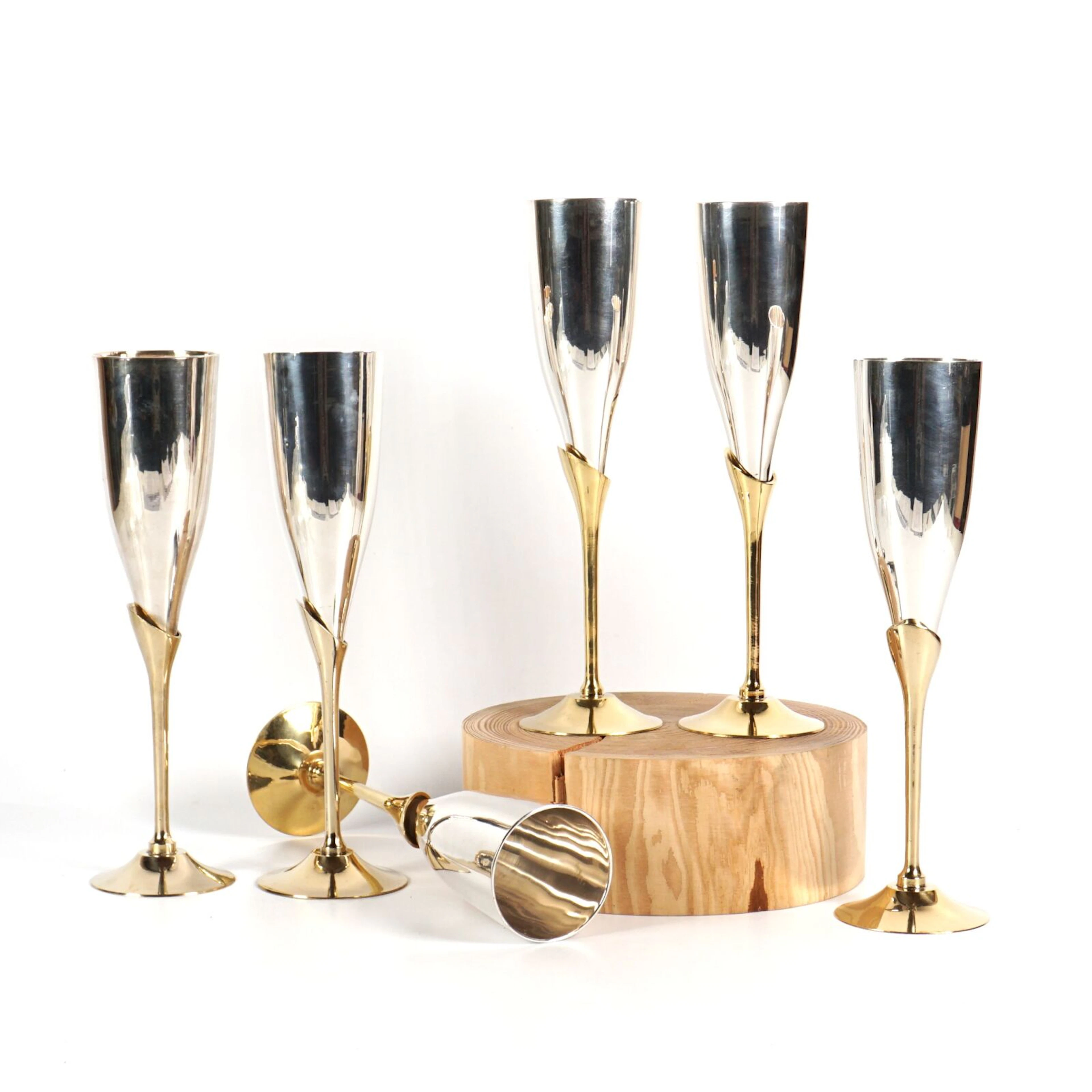 Suite de 6 flûtes à champagne en métal argenté et laiton doré