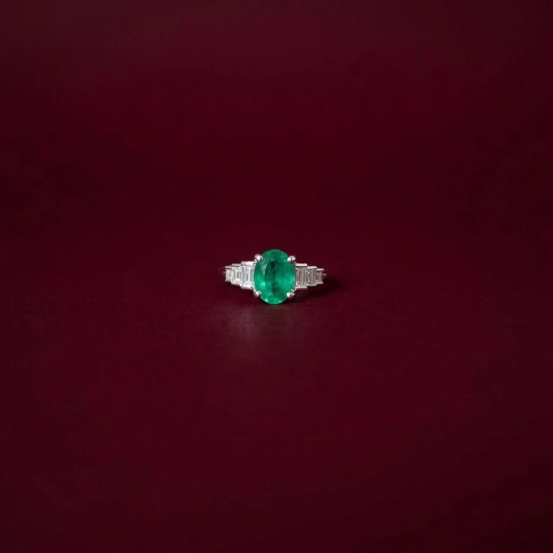 Bague en or blanc 18K (750/oo) sertie d'une émeraude...