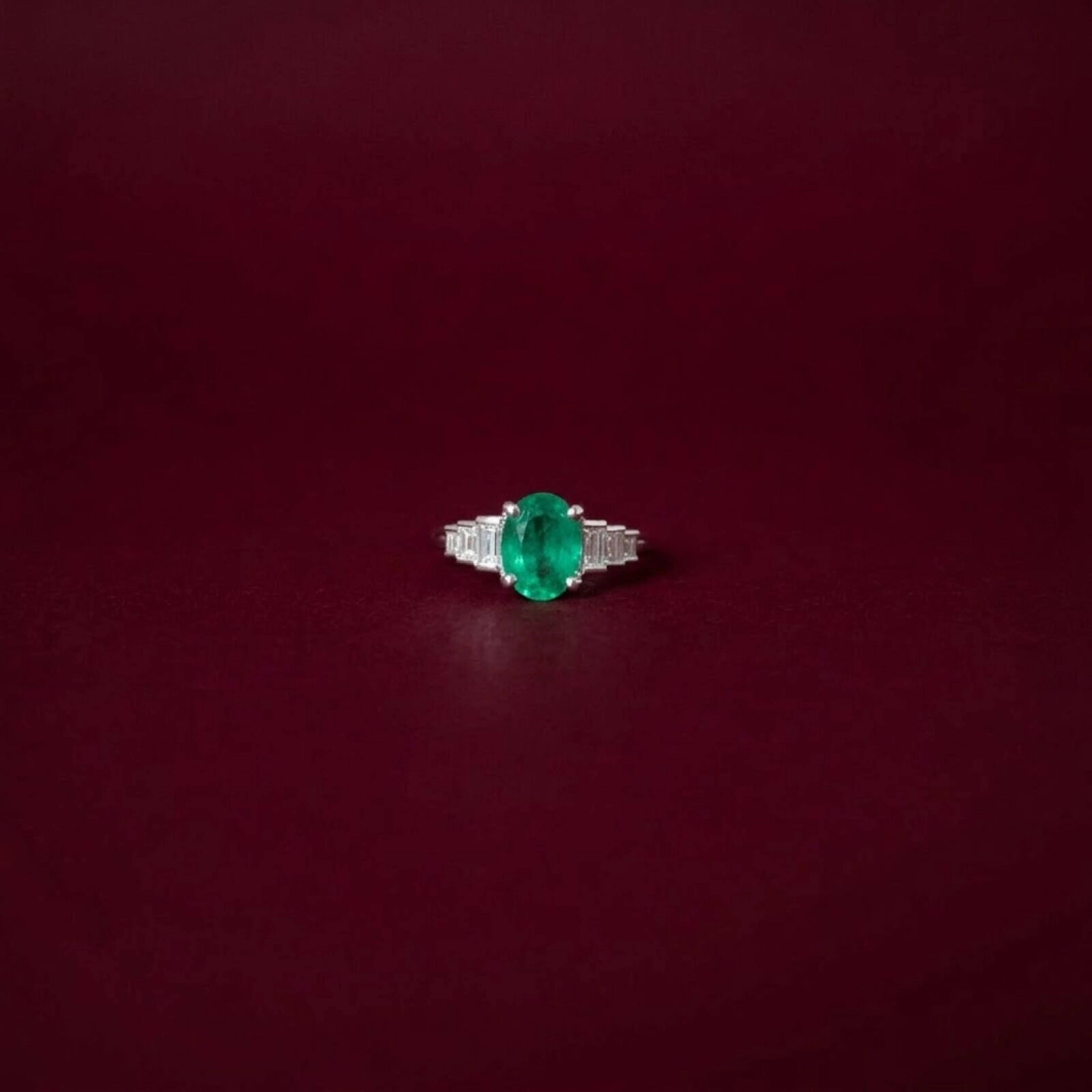 Bague en or blanc 18K (750/oo) sertie d'une émeraude...