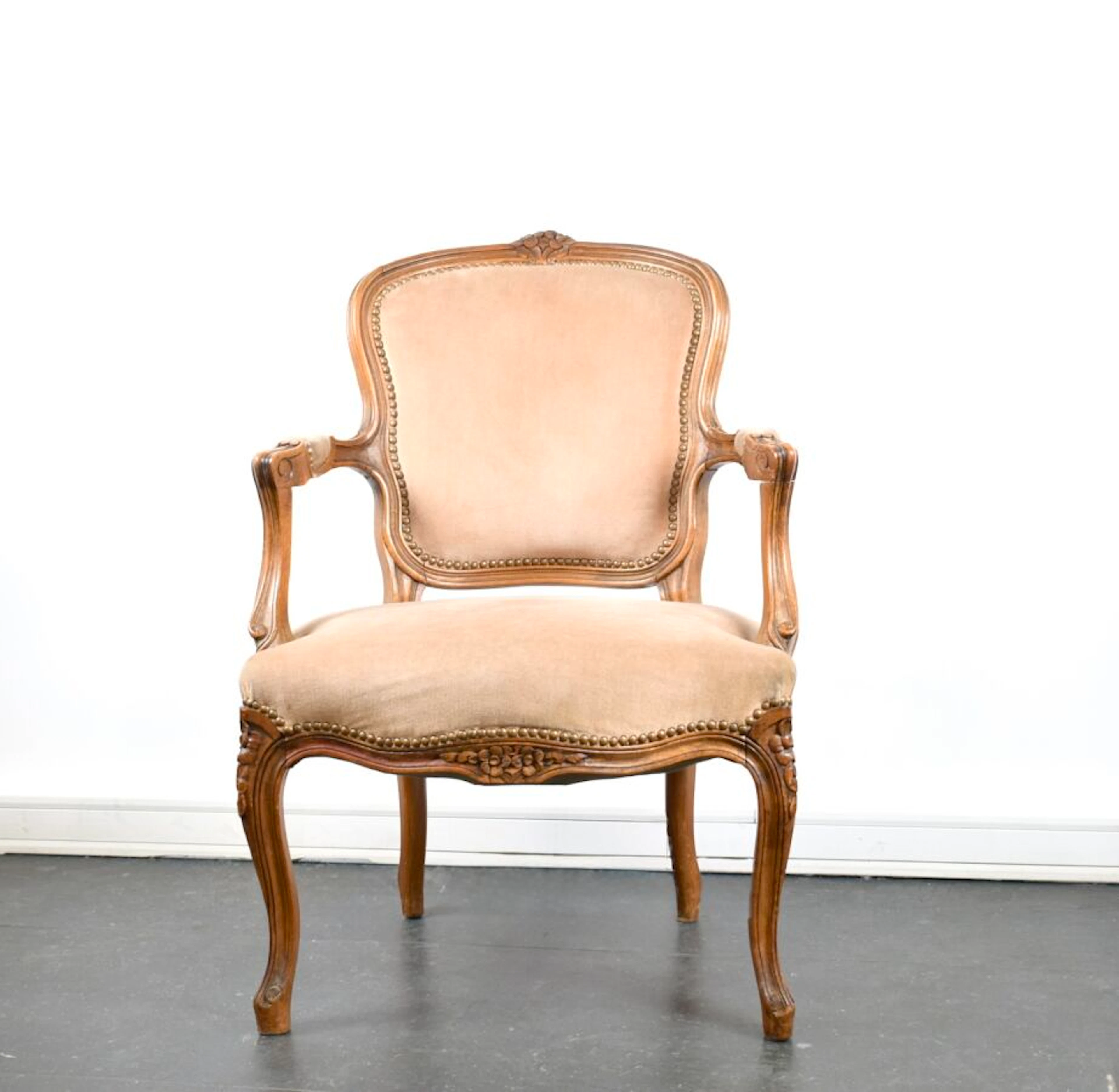 Fauteuil cabriolet de style Louis XV en bois mouluré