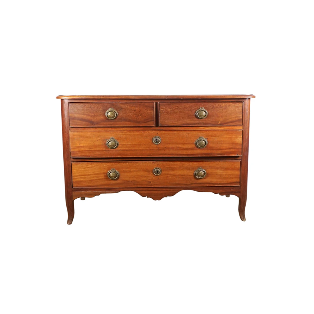 Commode en bois ouvrant à quatre tiroirs sur trois rangs