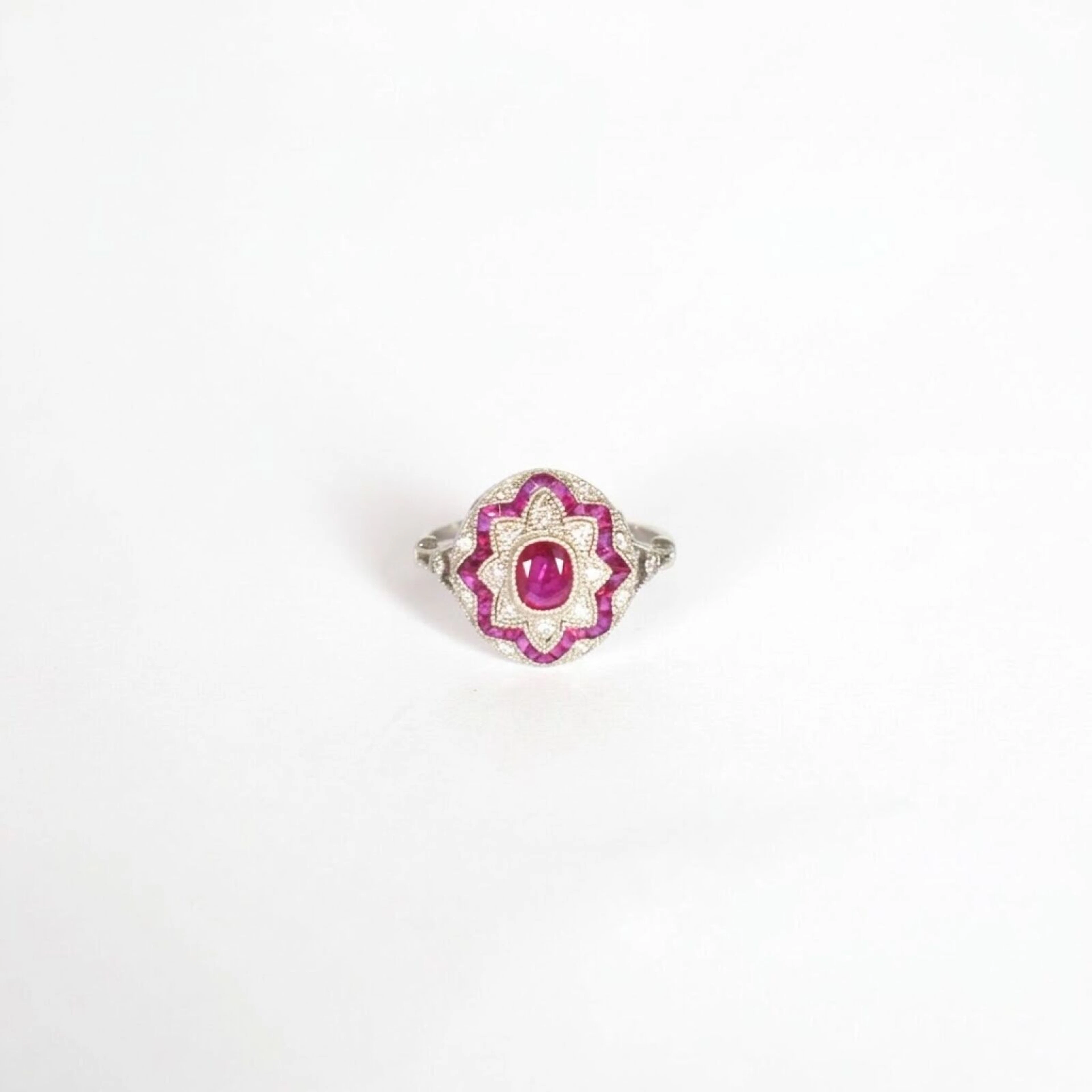 Bague de style "Art Déco" en platine (950/oo)
