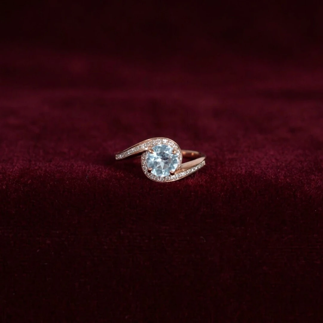 Solitaire en or rose 18K (750/oo) serti griffe d'une...