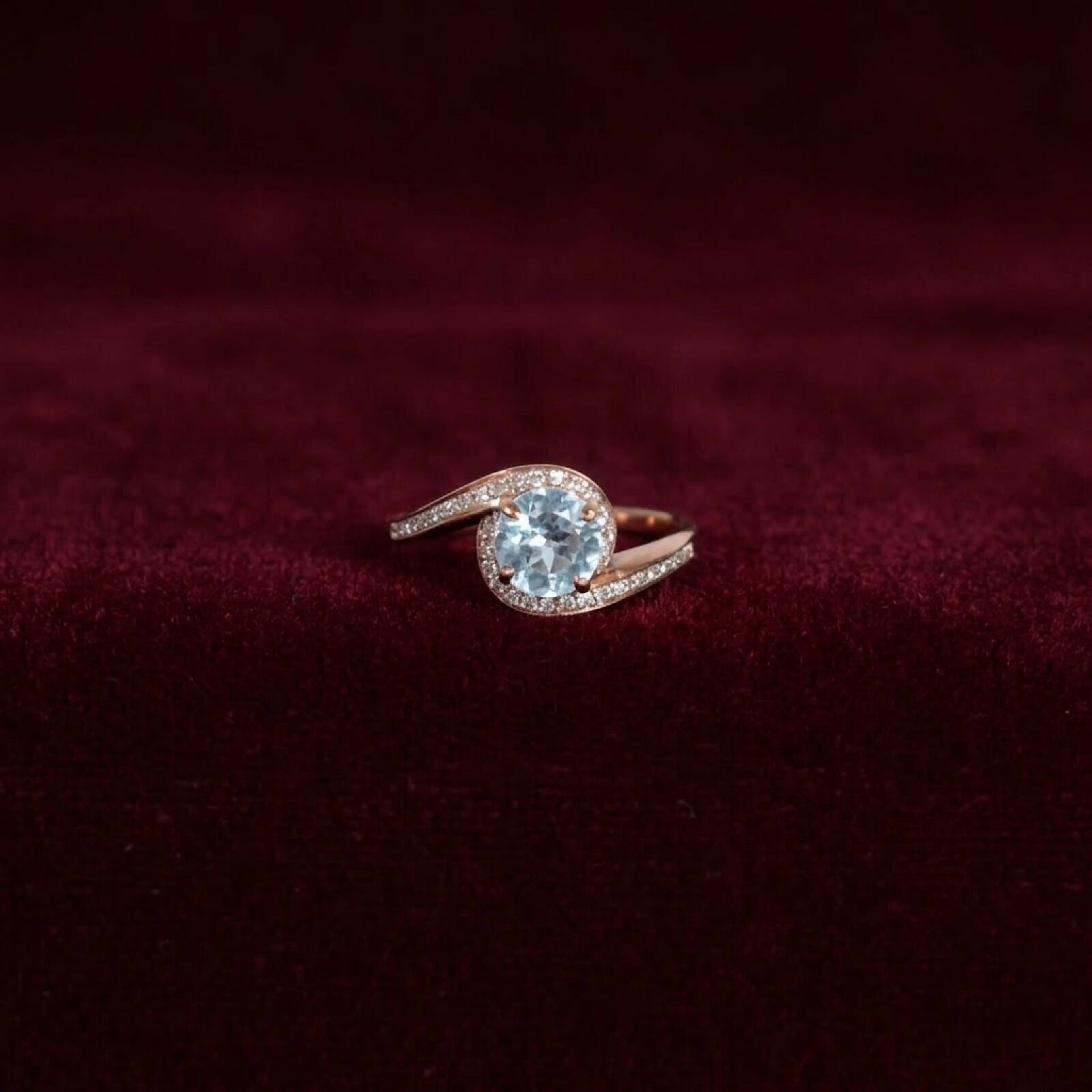 Solitaire en or rose 18K (750/oo) serti griffe d'une...