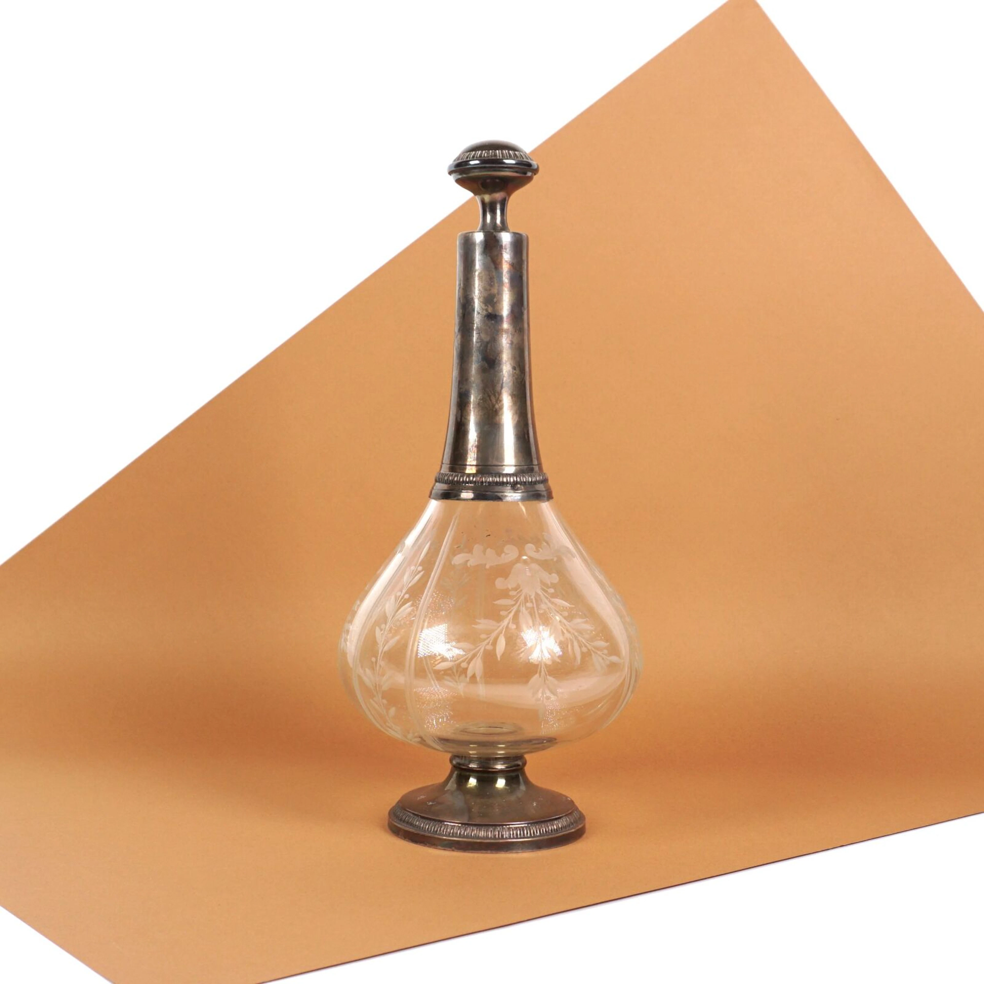 Carafe en verre taillé à décor de fleurs et feuillages
