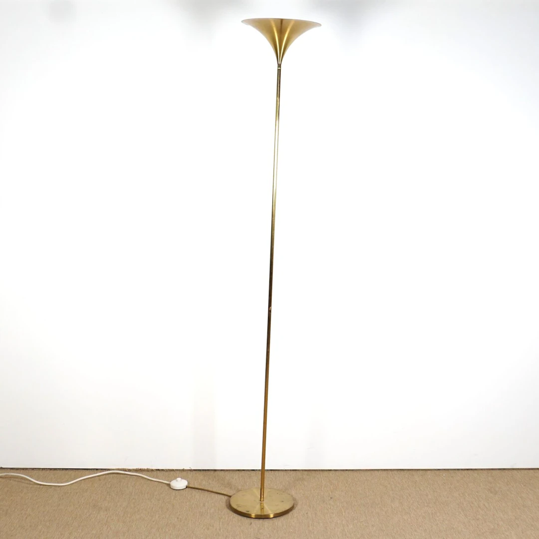Lampadaire en laiton avec diffuseur de forme conique